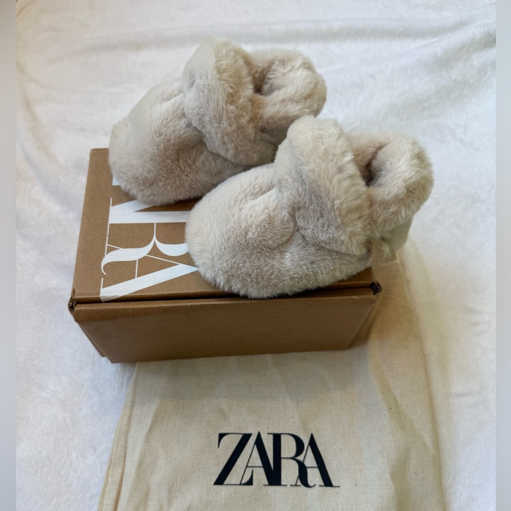Zara toddler faux fur slippers / One Size